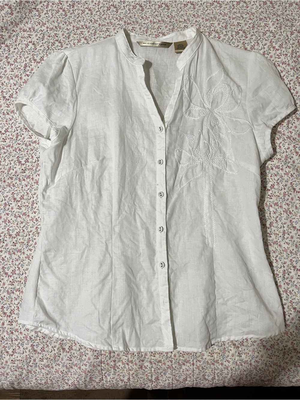 E-col-o-gie White Embroidered Short-Sleeve Button-Front linen Top. Medium